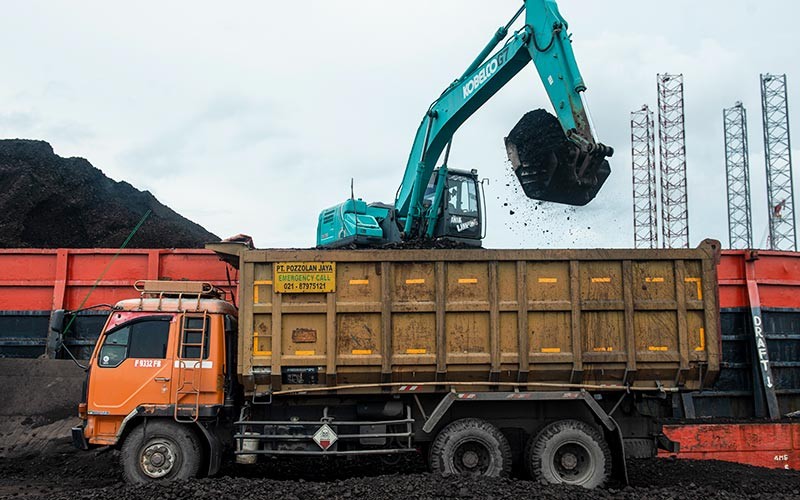Pekerja mengoperasikan alat berat saat bongkar muat batu bara ke dalam truk di Pelabuhan PT Karya Citra Nusantara (KCN), Marunda, Jakarta, Rabu (12/1/2022). Pemerintah telah mencabut kebijakan larangan ekspor batu bara secara bertahap dengan pertimbangan terkait mekanisme ekspor dan pemenuhan 'Domestic Market Obligation' (DMO) hingga ekspor untuk perusahaan batu bara yang tidak memiliki kontrak dengan PLN atau yang spesifikasi batu baranya tidak dibutuhkan PLN. ANTARA FOTO/M Risyal Hidayat
