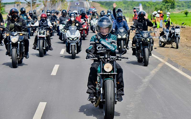 Presiden Joko Widodo mengendarai sepeda motor Kawasaki W175 custom saat melaksanakan kunjungan kerja di Kawasan Ekonomi Khusus (KEK) Mandalika, Desa Kuta, Kecamatan Pujut, Kabupaten Lombok Tengah, Kamis (13/1/2022).Dalam kunjungannya, Presiden menyimulasikan kedatangan penonton MotoGP Mandalika 2022 dengan mengendarai sepeda motor ke Sirkuit Mandalika dari Bandara Zainuddin Abdul Madjid hingga ke Sirkuit Mandalika melalui jalur bypass. ANTARA FOTO/Setpres-Agus Suparto