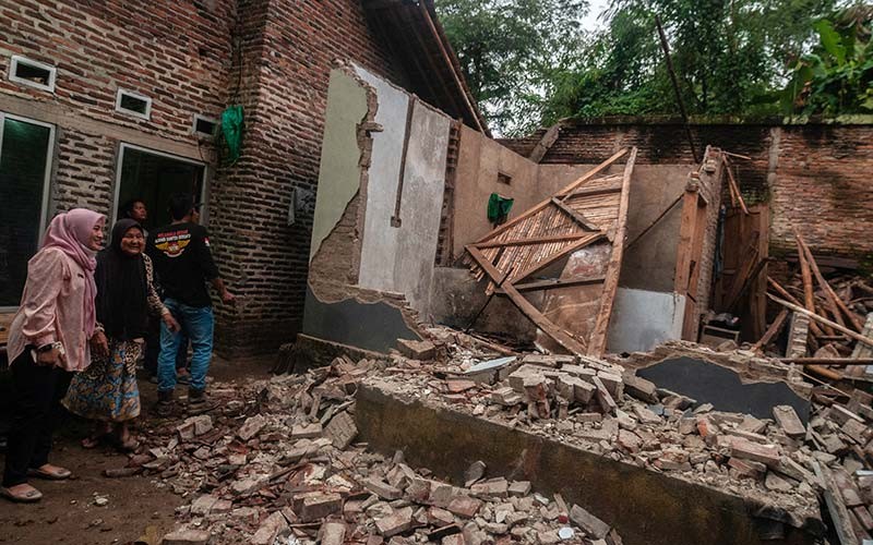 Warga melihat kondisi rumah yang rusak akibat gempa di Kadu Agung Timur, Lebak, Banten, Jumat (14/1/2022). Gempa berkekuatan 6,7 SR tersebut mengakibatkan sejumlah rumah rusak. ANTARA FOTO/Muhammad Bagus Khoirunas