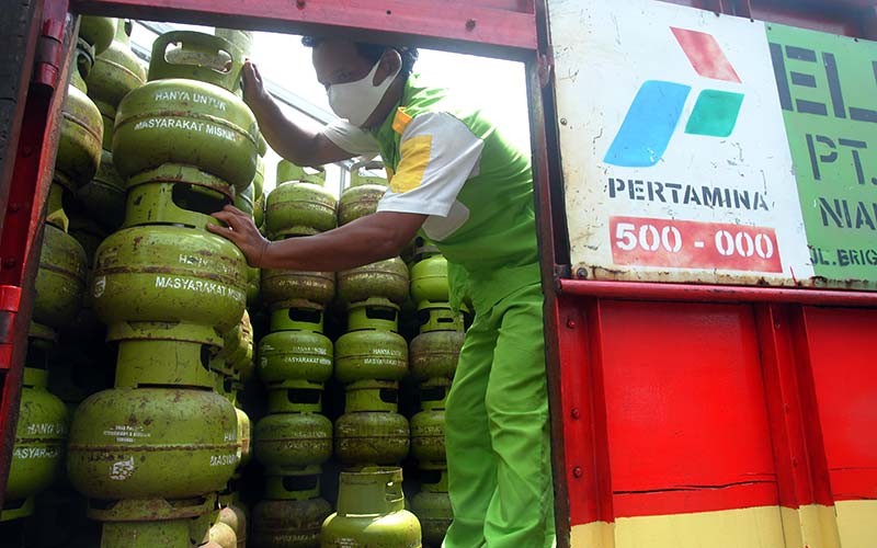 Pekerja menyusun tabung gas elpiji subsidi tiga kilogram di agen pangkalan gas Cilendek Barat, Kota Bogor, Jawa Barat, Jumat (14/1/2022). Pemerintah akan menguji coba penyaluran elpiji subsidi tiga kilogram secara tertutup atau diberikan langsung kepada sasaran penerima mengingat terus meningkatnya konsumsi elpiji subsidi. ANTARA FOTO/Arif Firmansyah