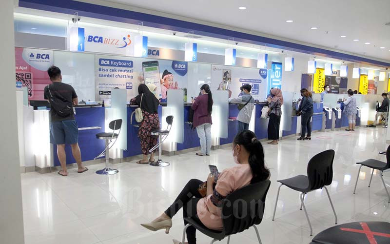 Nasabah melakukan transaksi di Bank Central Asia Makassar, Sulawesi selatan, Senin (17/1/2022).  Sampai dengan kuartal III/2021, BCA berhasil membukukan dana murah atau current account and saving account (CASA) naik 21,0 persen secara tahunan (yoy) mencapai Rp721,8 triliun. Sementara itu, deposito juga meningkat 9,7 persen yoy menjadi Rp201,9 triliun. Bisnis/Paulus Tandi Bone