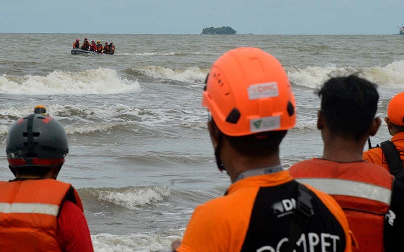 Tim SAR gabungan melakukan pencarian korban tenggelam di Pantai Wisata Anging Mammiri, Makassar, Sulawesi Selatan, Senin (17/1/2022). Dua pengunjung yang tengelam saat bermain di Pantai pada Minggu (16/1/2022) tersebut ditemukan dalam keadaan meninggal dunia. ANTARA FOTO/Abriawan Abhe