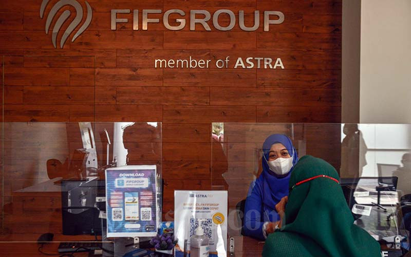 Karyawan melayani nasabah di salah satu cabang FIFGroup di Jakarta, Selasa (18/1/2022). PT Federal International Finance Group (FIFGroup) mencatatkan telah menyalurkan pembiayaan sebanyak Rp32,83 triliun pada tahun 2021. Bisnis/Fanny Kusumawardhani