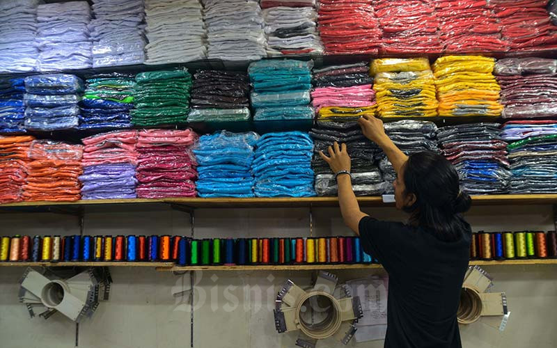 Pekerja menyelesaikan pesanan bordir pakaian di Jakarta, Rabu (19/1/2022). Pemerintah kembali meningkatkan plafon KUR 2022 menjadi Rp373,17 triliun dan memperpanjang tambahan subsidi bunga KUR 3 persen sehingga suku bunga KUR 3 persen berlanjut hingga akhir Juni 2022. Bisnis/Fanny Kusumawardhani