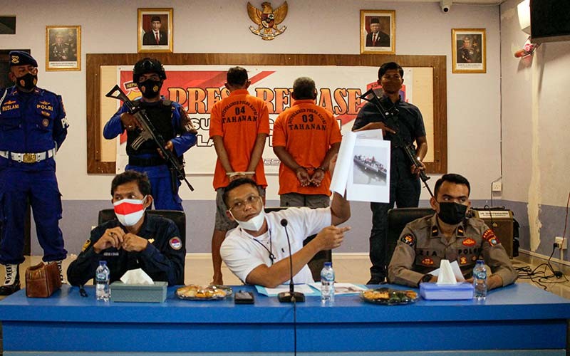 Kasubdit Gakkum Polair Polda Kepri AKBP Nanang (tengah depan) memberikan keterangan pers saat rilis kasus penyelundupan Pekerja Migran Indonesia (PMI) di Mako Ditpolairud Polda Kepri Sekupang, Batam, Kepulauan Riau, kamis (20/1/2022). Direktorat Polair Polda Kepri berhasil menggagalkan upaya penyeludupan 22 PMI dan mengamankan dua tersangka yang diduga merupakan sindikat penyalur PMI ilegal di wilayah Kepulauan Riau. ANTARA FOTO/Teguh Prihatna