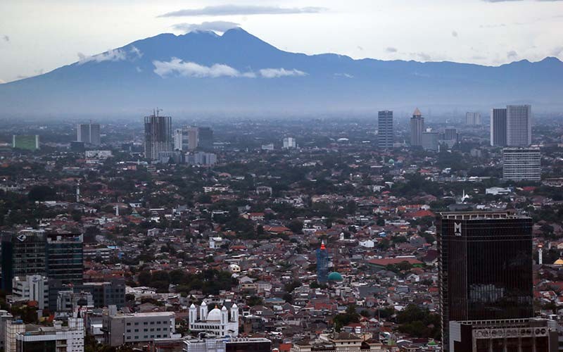 Suasana Kota Jakarta dengan latar belakang Gunung Salak terlihat di Jakarta, Kamis (20/1/2022). Koalisi Ibu Kota berharap pemerintah dapat fokus memenuhi dan menjamin hak warga negara atas udara bersih. ANTARA FOTO/Rivan Awal Lingga