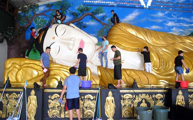 Sejumlah warga keturunan Tionghoa mencuci Patung Buddha Tidur di Vihara Buddha Dharma dan 8 Pho Sat, Desa Tonjong, Tajur Halang, Kabupaten Bogor, Jawa Barat, Minggu (23/1/2022). Tradisi mencuci Patung Buddha Tidur yang memiliki panjang 18 meter dan tinggi lima meter tersebut dalam rangka menyambut Tahun Baru Imlek 2573 pada 1 Februari 2022. ANTARA FOTO/Arif Firmansyah