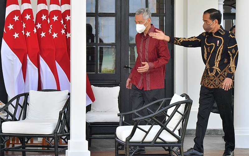 Presiden Joko Widodo (kanan) menerima kunjungan Perdana Menteri Singapura Lee Hsien Loong di The Sanchaya Resort Bintan, Kabupaten Bintan, Kepulauan Riau, Selasa (25/1/2022). Pertemuan tersebut membahas upaya penguatan kerja sama bilateral yang mana pada tahun ini merupakan tahun peringatan 55 tahun hubungan diplomatik Indonesia-Singapura. ANTARA FOTO/HO/Setpres/Agus Suparto