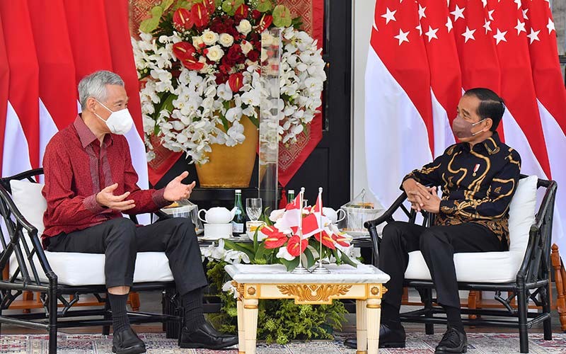 Presiden Joko Widodo (kanan) berbincang dengan Perdana Menteri Singapura Lee Hsien Loong di The Sanchaya Resort Bintan, Kabupaten Bintan, Kepulauan Riau, Selasa (25/1/2022). Pertemuan tersebut membahas upaya penguatan kerja sama bilateral yang mana pada tahun ini merupakan tahun peringatan 55 tahun hubungan diplomatik Indonesia-Singapura. ANTARA FOTO/HO/Setpres/Agus Suparto