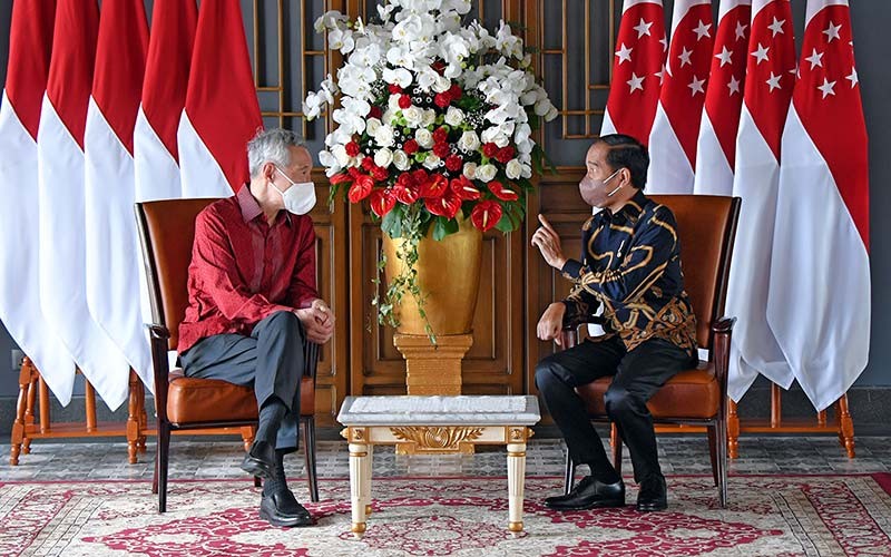 Presiden Joko Widodo (kanan) berbincang dengan Perdana Menteri Singapura Lee Hsien Loong di The Sanchaya Resort Bintan, Kabupaten Bintan, Kepulauan Riau, Selasa (25/1/2022). Pertemuan tersebut membahas upaya penguatan kerja sama bilateral yang mana pada tahun ini merupakan tahun peringatan 55 tahun hubungan diplomatik Indonesia-Singapura. ANTARA FOTO/HO/Setpres/Agus Suparto