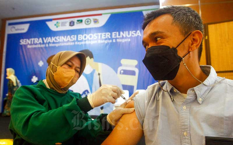 Petugas medis menyuntikan vaksin Covid-19 di sentra vaksinasi dosis ketiga (booster) PT Elnusa Tbk. di Jakarta, Rabu (26/1/2022). Perusahaan solusi total jasa energi tersebut menghadirkan sentra vaksinasi dosis ketiga (booster) Covid-19 bagi karyawan, keluarga, mitra kerja dan masyarakat umum sebagai bagian dari Corporate Social Responsibility (CSR) perusahaan serta bentuk dukungan kepada pemerintah dalam pelaksanaan vaksinasi nasional. Sentra vaksinasi ini menargetkan 2.000 peserta dalam dua hari pelaksanaan. Bisnis/Himawan L Nugraha