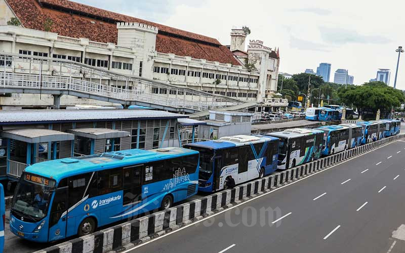 Armada bus Transjakarta mengantre masuk halte Harmoni di Jakarta, Rabu (26/1/2022). PT Transportasi Jakarta (Transjakarta) melakukan penyesuaian jam layanan operasional dimulai pukul 05.00-21.30 WIB dan untuk layanan malam hari pukul 21.31-22.30 WIB pada masa Pemberlakuan Pembatasan Kegiatan Masyarakat (PPKM) Level 2 di Jakarta dengan kapasitas normal 100 persen. Bisnis/Eusebio Chrysnamurti