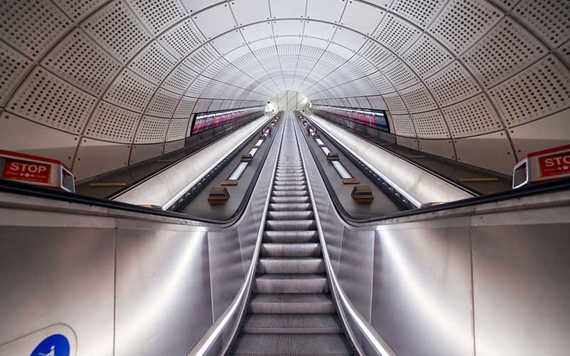 Suasana eskalator utama untuk keluar dari stasiun Farringdon saat uji coba pada layanan kereta Elizabeth Line di London, Inggris, Rabu (26/1/2022). Jalur kereta lintas London yang Awalnya dijuluki Crossrail tersebut  telah lama tertunda dan diperkirakan akan dibuka untuk umum pada paruh pertama tahun 2022. Bloomberg/Chris Ratcliffe