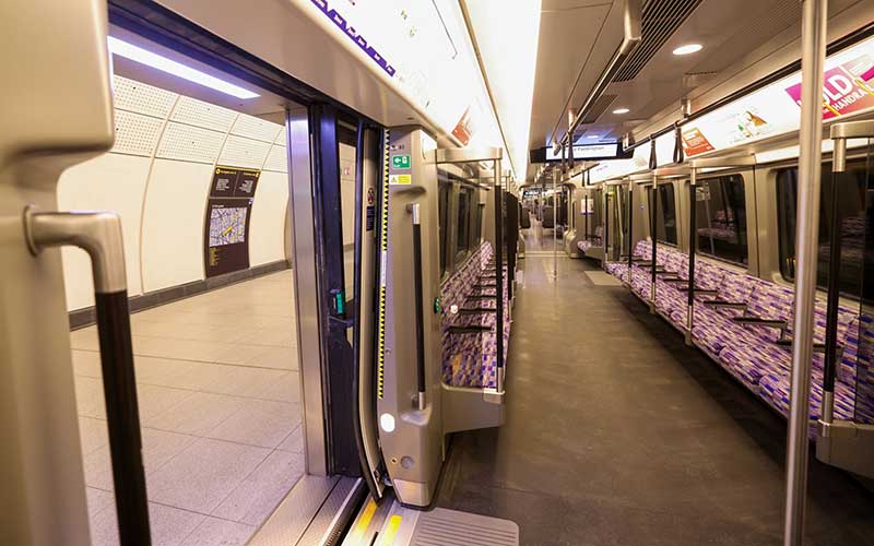 Rangkaian kereta berada di peron di stasiun Farringdon saat uji coba di layanan kereta Elizabeth Line di London, Inggris, Rabu (26/1/2022). Jalur kereta lintas London yang Awalnya dijuluki Crossrail tersebut  telah lama tertunda dan diperkirakan akan dibuka untuk umum pada paruh pertama tahun 2022. Bloomberg/Chris Ratcliffe