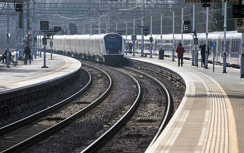 Rangkaian kereta berada di peron di stasiun Farringdon saat uji coba di layanan kereta Elizabeth Line di London, Inggris, Rabu (26/1/2022). Jalur kereta lintas London yang Awalnya dijuluki Crossrail tersebut  telah lama tertunda dan diperkirakan akan dibuka untuk umum pada paruh pertama tahun 2022. Bloomberg/Chris Ratcliffe
