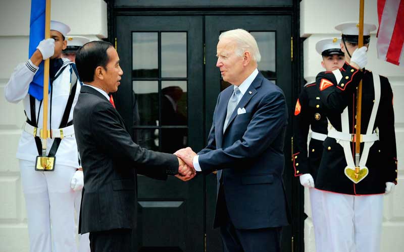 Presiden Joko Widodo (kiri) berbincang dengan Presiden Amerika Serikat Joe Biden saat acara jamuan santap malam antara pemimpin negara-negara ASEAN dengan AS di Gedung Putih, Washington DC, Kamis (12/5/2022). Presiden Jokowi menyebut bahwa KTT Khusus ASEAN-AS merupakan momentum tepat untuk memperkuat kemitraan ASEAN-AS ke depan. BPMI/Laily Rachev