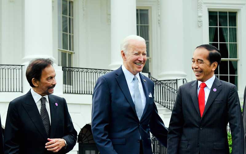 Presiden Joko Widodo (kanan) berbincang dengan Presiden Amerika Serikat Joe Biden (tengah) disaksikan Raja Brunei Darussalam Sultan Hassanal Bolkiah (kiri) saat acara jamuan santap malam antara pemimpin negara-negara ASEAN dengan AS di Gedung Putih, Washington DC, Kamis (12/5/2022). Presiden Jokowi menyebut bahwa KTT Khusus ASEAN-AS merupakan momentum tepat untuk memperkuat kemitraan ASEAN-AS ke depan. BPMI/Laily Rachev