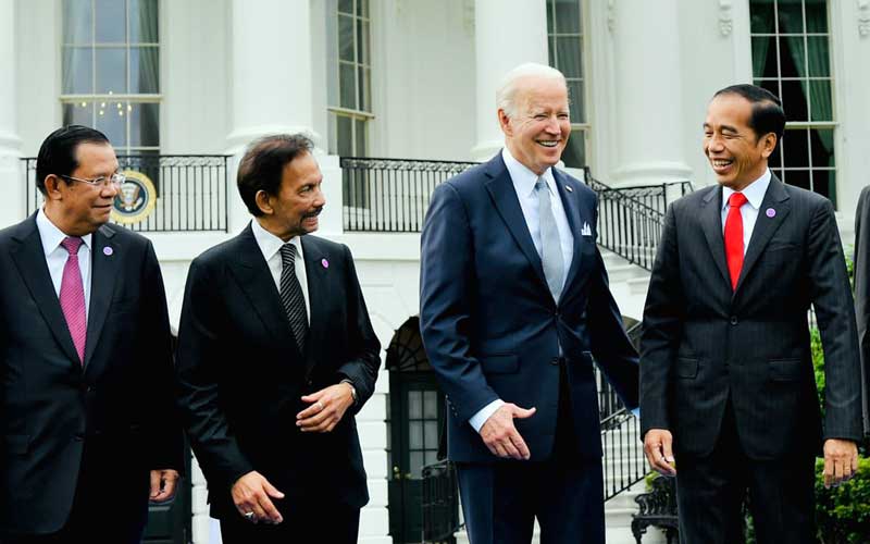 Presiden Joko Widodo (kanan) berbincang dengan Presiden Amerika Serikat Joe Biden (ketiga kiri) disaksikan Raja Brunei Darussalam Sultan Hassanal Bolkiah (kedua kiri) dan Perdana Menteri (PM) Kamboja Hun Sen saat acara jamuan santap malam antara pemimpin negara-negara ASEAN dengan AS di Gedung Putih, Washington DC, Kamis (12/5/2022). Presiden Jokowi menyebut bahwa KTT Khusus ASEAN-AS merupakan momentum tepat untuk memperkuat kemitraan ASEAN-AS ke depan. BPMI/Laily Rachev