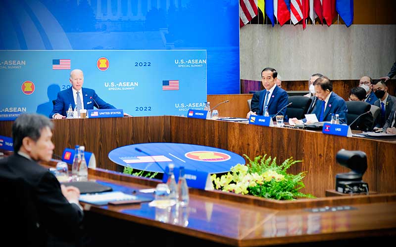 Presiden Joko Widodo (ketiga kanan) menghadiri KTT Khusus ASEAN-AS di Washington DC, Amerika Serikat, Jumat (13/5/2022). Dalam kesempatan tersebut, Presiden menyerukan untuk dihentikannya perang di Ukraina karena telah menciptakan tragedi kemanusiaan dan memperburuk perekonomian dunia. ANTARA FOTO/BPMI-Laily Rachev