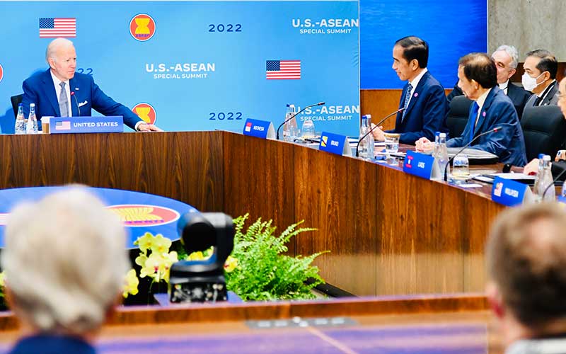 Presiden Joko Widodo (ketiga kanan) menghadiri KTT Khusus ASEAN-AS di Washington DC, Amerika Serikat, Jumat (13/5/2022). Dalam kesempatan tersebut, Presiden menyerukan untuk dihentikannya perang di Ukraina karena telah menciptakan tragedi kemanusiaan dan memperburuk perekonomian dunia. ANTARA FOTO/BPMI-Laily Rachev