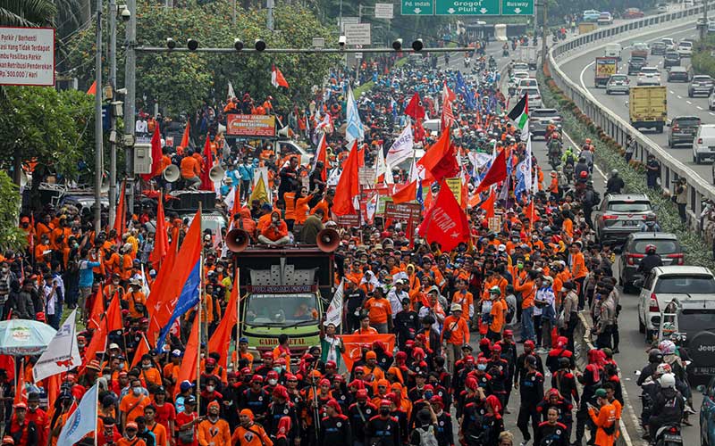Buruh saat mengikuti aksi damai di Jakarta, Sabtu (14/5/2022). Massa aksi yang tergabung dari berbagai serikat pekerja menggelar 'May Day Fiesta' dalam rangkaian peringatan hari buruh internasional atau May Day. Diperkirakan ada 60.000 buruh yang ikut memeriahkan May Day Fiesta. Bisnis/Abdurachman