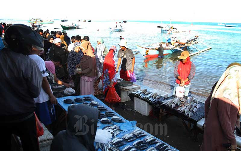 Warga membeli ikan di pelelangan ikan di Kecamatan Galesong Utara, Kabupaten Takalar, Sulawesi Selatan, Jumat (20/5/2022). Badan Pusat Statistik (BPS) mencatat komponen inti pada April 2022 mengalami inflasi sebesar 0,36 persen secara bulanan (month-to-month/mtm). Inflasi pada komponen inti tersebut berasal dari ikan segar, kue kering, dan mobil. Bisnis/Paulus Tandi Bone