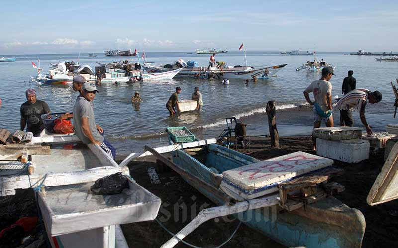 Nelayan menurunkan ikan hasil tangkapannya di pelelangan ikan di Kecamatan Galesong Utara, Kabupaten Takalar, Sulawesi Selatan, Jumat (20/5/2022). Badan Pusat Statistik (BPS) mencatat komponen inti pada April 2022 mengalami inflasi sebesar 0,36 persen secara bulanan (month-to-month/mtm). Inflasi pada komponen inti tersebut berasal dari ikan segar, kue kering, dan mobil. Bisnis/Paulus Tandi Bone