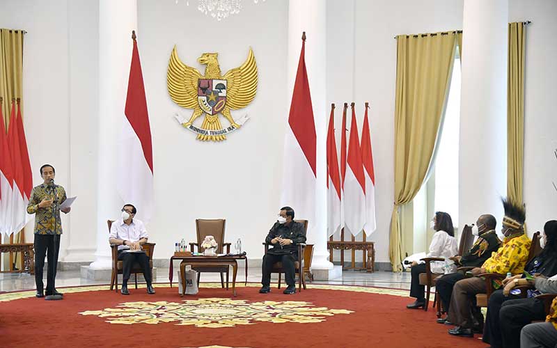 Presiden Joko Widodo (kiri) menyampaikan arahan saat menerima Majelis Rakyat Papua dan Papua Barat di Istana Bogor, Jawa Barat, Jumat (20052022). ANTARA FOTO/Biro Pers Setpres - Rusman
