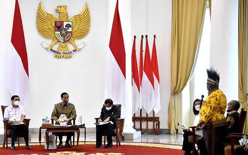 Presiden Joko Widodo (kedua kiri) menyimak pendangan dari perwakilan Majelis Rakyat Papua dan Papua Barat di Istana Bogor, Jawa Barat, Jumat (20052022). ANTARA FOTO/Biro Pers Setpres - Rusman