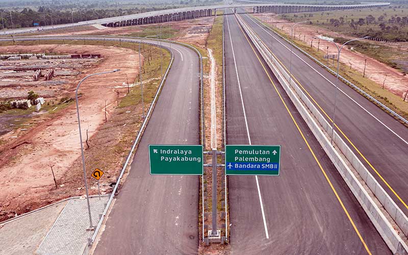 Foto udara pembangunan proyek jalan tol Trans Sumatera (JTTS) ruas simpang Indralaya-Muara Enim seksi simpang Indralaya-Prabumulih di Indralaya, Ogan Ilir (OI), Sumatera Selatan, Jumat (20/5/2022).  Pembangunan jalan tol sepanjang 65Km tersebut telah mencapai 79,9 persen sedangkan untuk pembebasan lahan telah mencapai 92,92 persen. ANTARA FOTO/Nova Wahyudi
