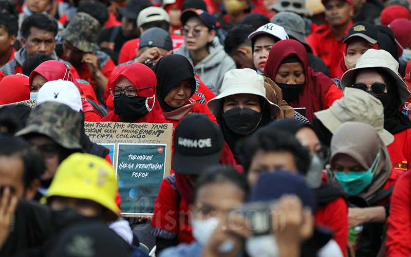 Sejumlah massa yang tergabung dalam Aliansi Gerakan Buruh Bersama Rakyat (Gebrak) melakukan unjuk rasa di kawasan Patung Kuda, Jakarta, Sabtu (21/5/2022). Aksi ini dalam rangka peringatan 24 tahun reformasi dan menyampaikan sejumlah tuntutan yang dilatarbelakangi tingginya harga bahan pokok, serta penuntasan kasus pelanggaran HAM. Bisnis/Arief Hermawan P
