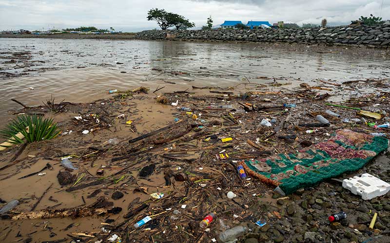 Sampah berserakan di kawasan Pantai Teluk Palu, Sulawesi Tengah, Sabtu (21/5/2022). Kurangnya kesadaran warga dalam membuang sampah membuat kawasan yang kerap dijadikan sebagai kawasan wisata pantai itu menjadi terlihat kotor. ANTARA FOTO/Basri Marzuki