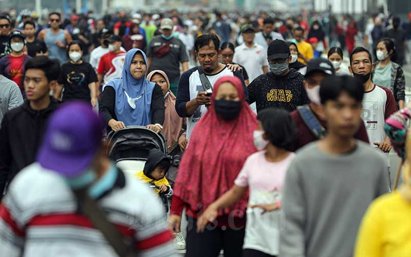 Sejumlah warga berolahraga di Jalan Jenderal Sudirman saat Hari Bebas Kendaraan Bermotor (HBKB) di Jakarta, Minggu (22/5/2022). Hari Bebas Kendaraan Bermotor (HBKB) atau Car Free Day (CFD) kembali digelar di Jakarta setelah dua tahun dihentikan akibat pandemi Covid-19. CFD berlaku sejak pukul 06.00 hingga 10.00 WIB dan dilaksanakan dengan pola terbatas hanya untuk kegiatan olahraga. Bisnis/Arief Hermawan P