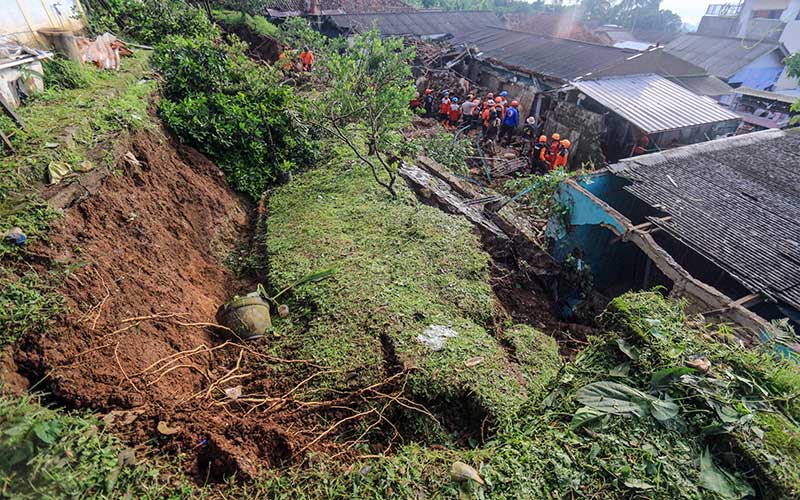 Petugas SAR gabungan melakukan evakuasi material tanah longsor dan pencarian korban di Desa Cipelang, Cijeruk, Kabupaten Bogor, Jawa Barat, Minggu (22/5/2022). Hujan deras yang terjadi pada Sabtu (21/5) menyebabkan tanah longsor dan menghancurkan tiga rumah serta mengakibatkan tiga orang meninggal dunia tertimbun runtuhan dan satu orang masih dalam pencarian. ANTARA FOTO/Yulius Satria Wijaya