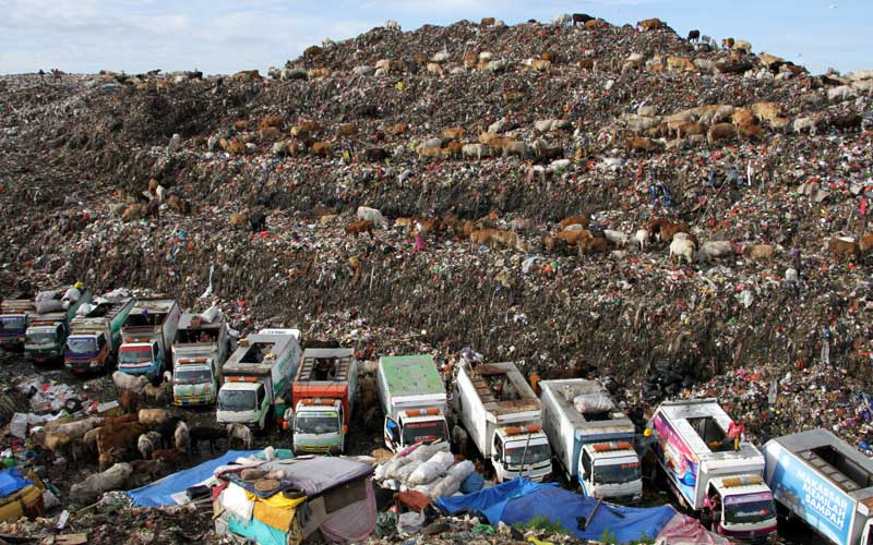 Sejumlah truk pengangkut sampah mengantre saat bongkar muatan di Tempat Pembuangan Akhir (TPA) Antang di Makassar, Sulawesi Selatan, Senin (23/5/2022). Dinas Lingkungan Hidup Kota Makassar mencatat TPA Antang dengan luas lahan 19,1 hektare tersebut tidak mampu lagi menampung produksi sampah warga di daerah itu yang mencapai rata-rata 1.000 ton per hari. ANTARA FOTO/Arnas Padda