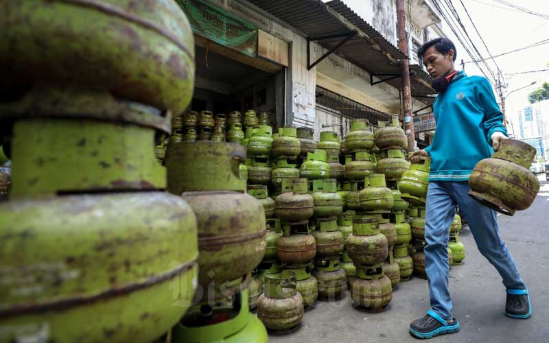 Pekerja menata tabung gas elpiji 3kg di Jakarta, Senin (23/5/2022). PT Pertamina (Persero) menegaskan tidak akan menaikan harga liquid petroleum gas atau LPG hingga akhir 2022. Bisnis/Eusebio Chrysnamurti