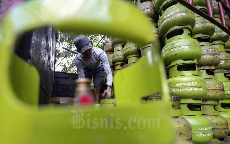 Pekerja menata tabung gas elpiji 3kg di Jakarta, Senin (23/5/2022). PT Pertamina (Persero) menegaskan tidak akan menaikan harga liquid petroleum gas atau LPG hingga akhir 2022. Bisnis/Eusebio Chrysnamurti