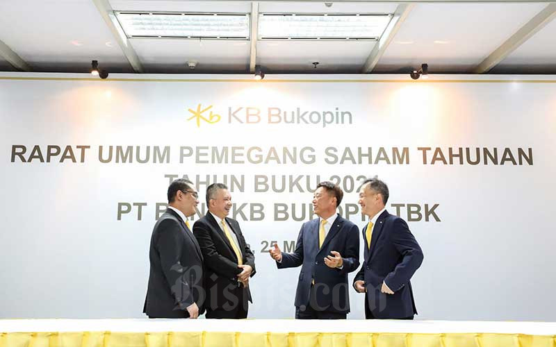 Direktur Utama PT Bank KB Bukopin Tbk.(BBKP)  Woo Yeul Lee (kedua kanan), Wakil Direktur Utama Robby Mondong (kedua kiri),Direktur Keuangan Seng Hyup Shin (kanan), dan Direktur Operasi Helmi Fakhrudin (kiri) berbincang seusai Rapat Umum Pemegang Saham Tahunan (RUPST) PT Bank KB Bukopin, Tbk di Jakarta, Rabu (25/5/2022).Dalam Rapat Umum Pemegang Saham Tahunan (RUPST) PT Bank KB Bukopin Tbk (BBKP) menetapkan Woo Yeul Lee sebagai Direktur Utama yang baru Tahun Buku 2021. Woo Yeul Lee sebelumnya menjabat sebagai CSO (Chief Strategic Officer) dan Chief Human Resource Officer) untuk KB Financial Group,dan juga pernah menjabat sebagai IT Group Head KB Kookmin Bank. Bisnis/Abdurachman