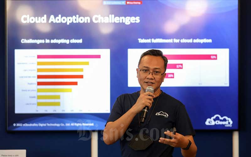 Senior Business Development Manager eCloudvalley, Dwiantoro Wibowo memberikan pemaparan saat acara diskusi yang bertema "Accelerating Your Business With Cloud Adoption" di Jakarta, Rabu (25/5/2022). Bisnis/Eusebio Chrysnamurti