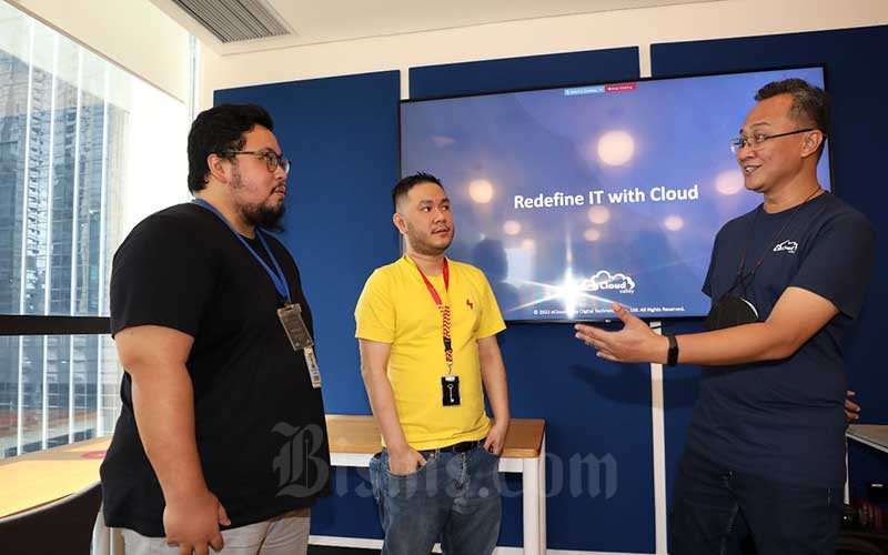 Senior Business Development Manager eCloudvalley, Dwiantoro Wibowo (dari kanan) berbincang dengan Head of Engineering APAC-Flash Coffee, Ali Irawan dan AWS Startups Account Manager,  M. Nandya Gustinufariza disela acara diskusi yang bertema "Accelerating Your Business With Cloud Adoption" di Jakarta, Rabu (25/5/2022). Bisnis/Eusebio Chrysnamurti