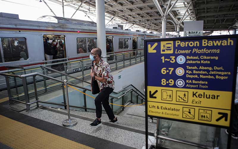 Penumpang KRL Commuter Line berjalan di Stasiun Manggarai, Jakarta, Rabu (25/5/2022). PT Kereta Commuter Indonesia menerapkan rute baru kereta rel listrik (KRL) untuk lintas Bogor dan lintas Cikarang mulai 28 Mei 2022, seiring dengan rencana pengembangan Stasiun Manggarai menjadi Stasiun Sentral. ANTARA FOTO/Fauzan