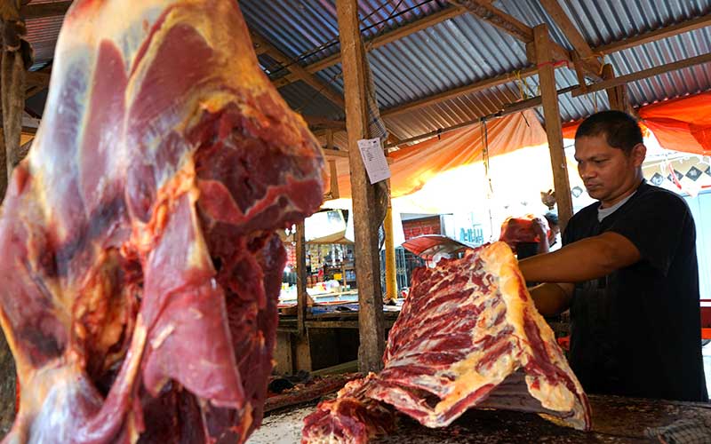 Pedagang memotong daging sapi pesanan pembeli di Pasar Sentral, Kota Gorontalo, Gorontalo, Jumat (27/5/2022). Sejumlah pedagang mengaku Penyakit Mulut dan Kuku (PMK) yang menyerang hewan ternak di beberapa daerah di Indonesia tidak berpengaruh pada penjualan. ANTARA FOTO/Adiwinata Solihin