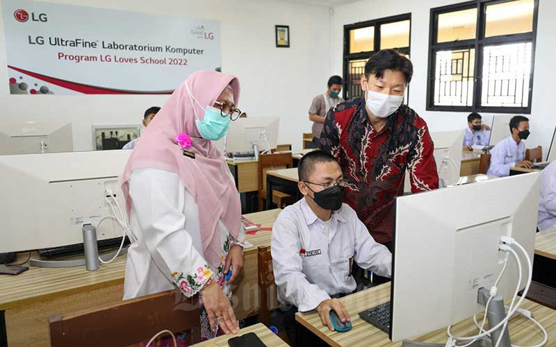 Marketing and Relations Director of LG Electronics Indonesia Jay Jang (kanan) dan Kepala Sekolah SMKN 2 Jakarta Murni Astuti (kiri) menyaksikan siswa mengoperasikan komputer di saat peresmian Laboratorium Komputer SMKN 2 Jakarta, Jumat (27/5/2022). Bisnis/Suselo Jati