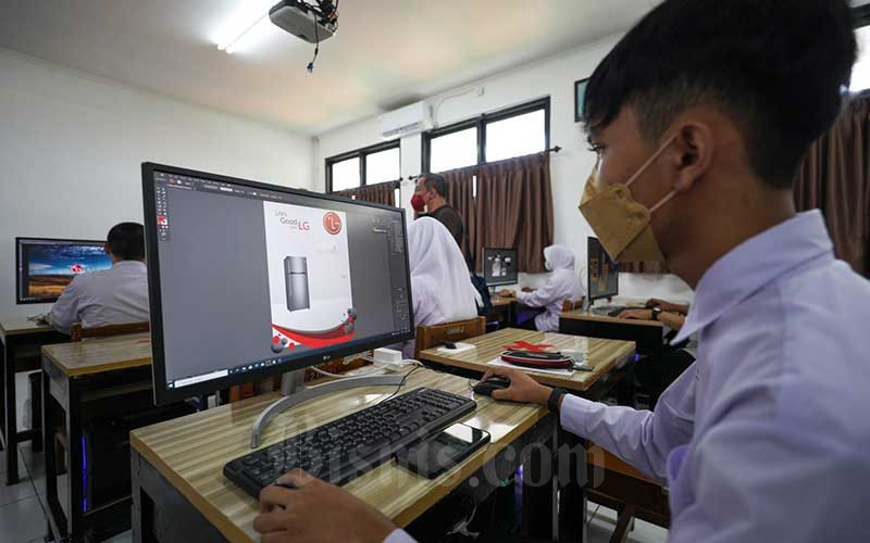 Siswa mengoperasikan komputer di saat peresmian Laboratorium Komputer SMKN 2 Jakarta, Jumat (27/5/2022). Bisnis/Suselo Jati