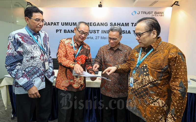 Direktur Utama J Trust Bank Ritsuo Fukadai (kedua kiri), Komisaris Independen Benny Siswanto (kedua kanan), Direktur Helmi A Hidayat (kiri), dan Direktur Felix I Hartadi berbincang sebelum Rapat Umum Pemegang Saham Tahunan (RUPST) PT Bank J Trust Indonesia Tbk. (J Trust Bank) di Jakarta, Jumat (27/5/2022). Bisnis/Suselo Jati