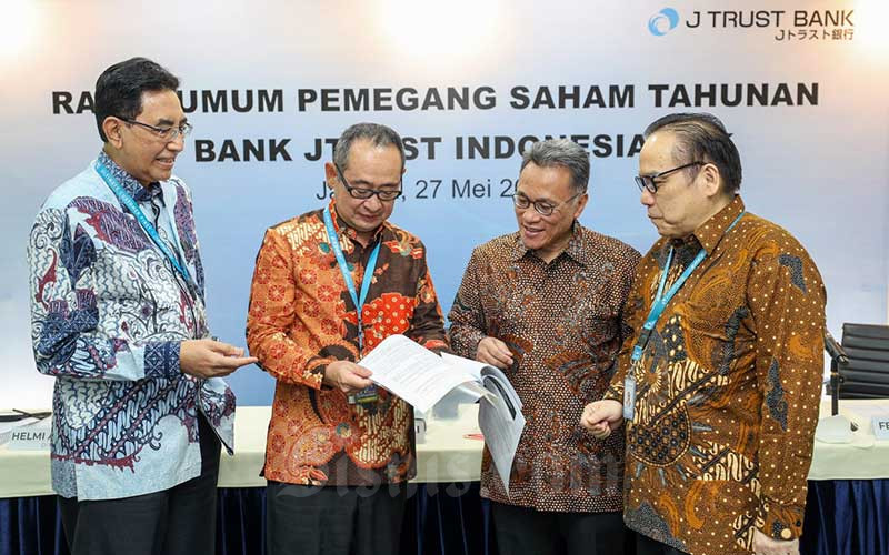 Direktur Utama J Trust Bank Ritsuo Fukadai (kedua kiri), Komisaris Independen Benny Siswanto (kedua kanan), Direktur Helmi A Hidayat (kiri), dan Direktur Felix I Hartadi berbincang sebelum Rapat Umum Pemegang Saham Tahunan (RUPST) PT Bank J Trust Indonesia Tbk. (J Trust Bank) di Jakarta, Jumat (27/5/2022). Bisnis/Suselo Jati