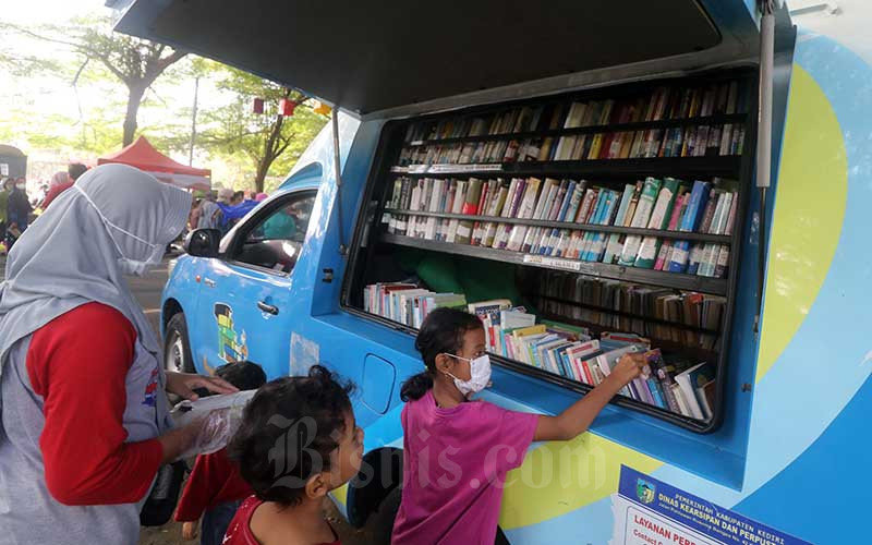 mobil perpustakaan keliling kembali beroperasi di tempat umum bisnis com