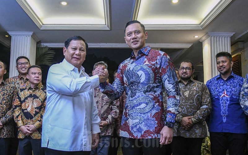 Ketua Umum Partai Gerindra Prabowo Subianto (kiri) berjabat tangan dengan Ketua Umum Partai Demokrat Agus Harimurti Yudhoyono (kanan) usai melakukan pertemuan tertutup di Kertanegara, Jakarta, Jumat (24/6/2022). Pertemuan antara Partai Demokrat dan Partai Gerindra tersebut untuk mempererat komunikasi dan silaturahmi menjelang pemilu 2024. ANTARA FOTO/Galih Pradipta.