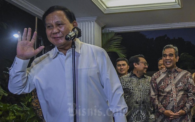 Ketua Umum Partai Gerindra Prabowo Subianto (kiri) didampingi sejumlah pimpinan partai memberikan keterangan pers usai melakukan pertemuan tertutup di Kertanegara, Jakarta, Jumat (24/6/2022). Pertemuan antara Partai Demokrat dan Partai Gerindra tersebut untuk mempererat komunikasi dan silaturahmi menjelang pemilu 2024. ANTARA FOTO/Galih Pradipta