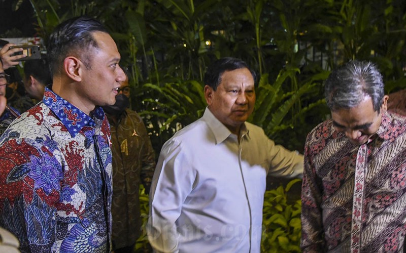 Ketua Umum Partai Gerindra Prabowo Subianto (tengah) menerima kedatangan Ketua Umum Partai Demokrat Agus Harimurti Yudhoyono (kiri) untuk melakukan pertemuan di Kertanegara, Jakarta, Jumat (24/6/2022). ANTARA FOTO/Galih Pradipta